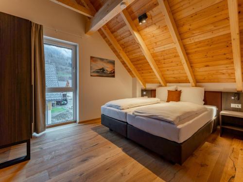 a bedroom with a large bed and a wooden ceiling at Mountain Chalet Chapeau in Sankt Lorenzen ob Murau