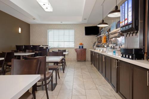 Restaurace v ubytování Holiday Inn Express Hotel & Suites Barrie by IHG