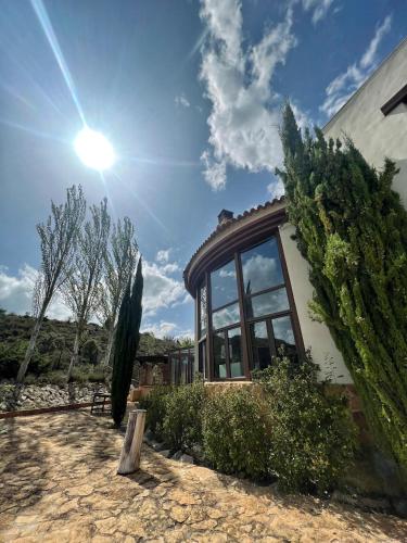 une maison avec une grande fenêtre sur le côté dans l'établissement Villa Mirador, à Manzanera