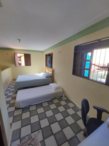 een kamer met 2 bedden en een tafel en stoelen bij Duplex econômico vila ponta negra in Natal