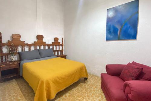 a bedroom with a bed and a couch at Casa Polita in Chiapa de Corzo