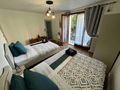 a bedroom with two beds and a window at P1- Maison 2min metro PARIS-EXPO 3 chambres 3 lits in Châtillon