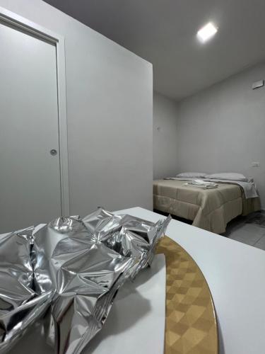 una stanza con un tavolo coperto di carta stagnola di Casina Portici a Portici