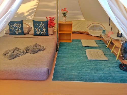 a room with two beds in a tent at ภูลังกาซีวิว in Ban Sakoen