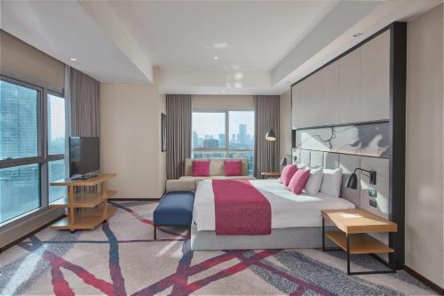 Katil atau katil-katil dalam bilik di Crowne Plaza Manila Galleria by IHG