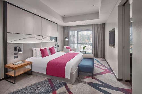 Katil atau katil-katil dalam bilik di Crowne Plaza Manila Galleria by IHG