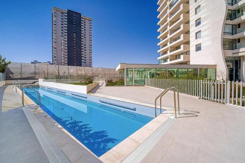 uma piscina no meio de um edifício em Hermoso y comodo Departamento con vista al mar, costas de montemar em Concón