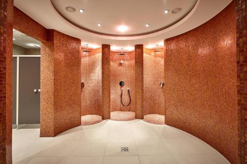 A bathroom at Hotel Königshof