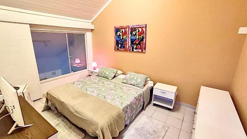a small bedroom with a bed and a window at Apart Hotel no Piratas Angra dos Reis in Angra dos Reis