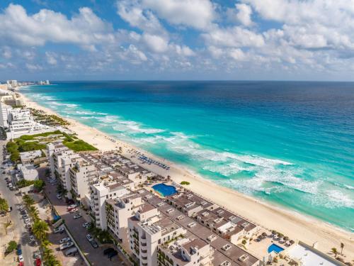 an aerial view of the beach and the ocean at Amazing Caribbean Ocean view at Villas Marlin in Cancun in Cancún