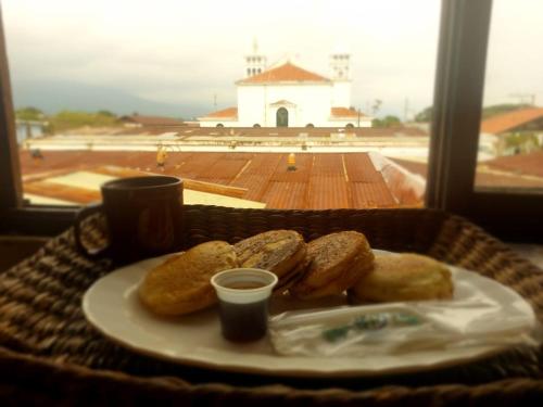 um prato de comida com bolos numa mesa em El Mirador em Juayúa