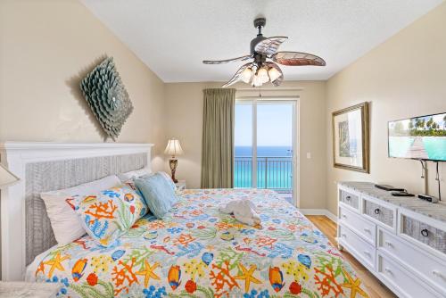 1 dormitorio con 1 cama y vistas al océano en Beachfront Stunning view 100 ft long swimming pool, en Panama City Beach