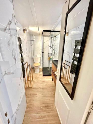 La salle de bains est pourvue de toilettes et d'une porte en verre. dans l'établissement Petit cocon en duplex - Centre-ville & plage à 2 minutes, à Nice