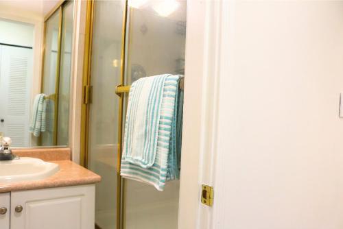 Ένα μπάνιο στο Pristine 3 Beds 2 Washroom Guest Suite