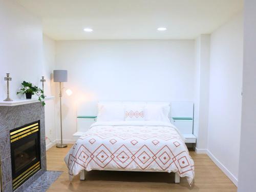Ένα ή περισσότερα κρεβάτια σε δωμάτιο στο Pristine 3 Beds 2 Washroom Guest Suite