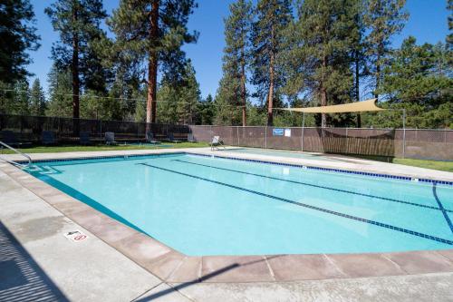 a large swimming pool with blue water at The Sisters Moose in Sisters