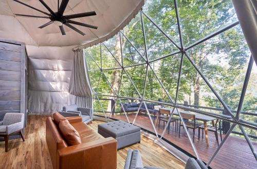 Ruang duduk di The Glamping Collective