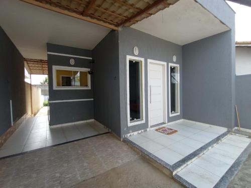 Casa em iguaba grande في إيغوابا غراندي: منزل قيد الإنشاء مع باب أبيض