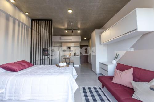 Un pat sau paturi într-o cameră la Chic Loft With Balcony In Las Mercedes
