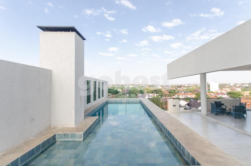 a swimming pool on the roof of a building at Comfortable Villa Morra Loft in Asunción