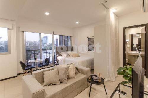 亞松森的住宿－Wonderful Studio In The City, Close To Sh Del Sol，客厅配有沙发和1张床