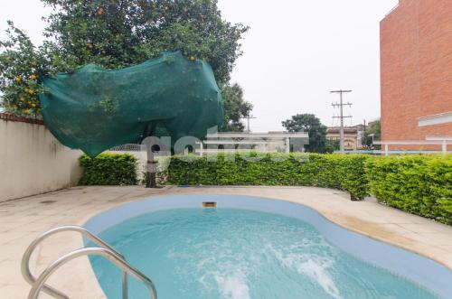 una piscina con una estatua de una vaca en NO - Ntra Sra de la Asu, en Asunción