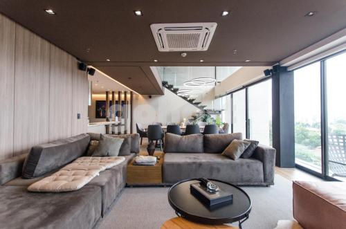Exclusive And Luxurious Penthouse In Herrera tesisinde bir oturma alanı