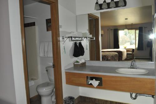 La salle de bains est pourvue d'un lavabo et d'un miroir. dans l'établissement Moriah Motel, à Sheridan