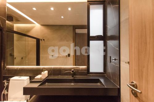 uma casa de banho com um lavatório e um espelho em Exclusive And Luxurious Penthouse In Herrera em Assunção