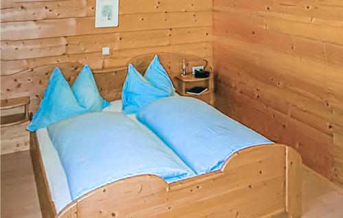 クライナルにあるNice Apartment In Kleinarl With 2 Bedrooms And Wifiの木製の部屋のベッド1台(青い枕付)