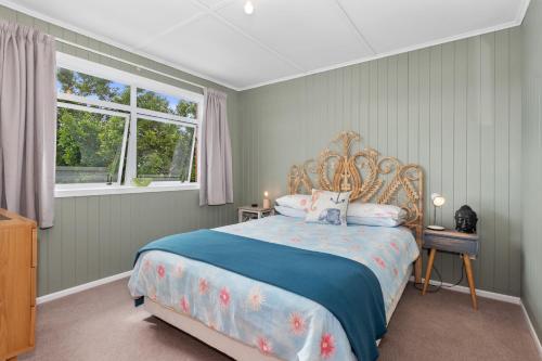 Кровать или кровати в номере Family Tides - Ruakaka Holiday Home