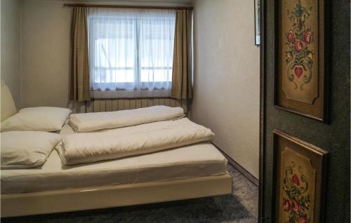 フューゲンにあるAmazing Apartment In Fgen With 2 Bedrooms And Wifiの窓付きの部屋 ベッド2台