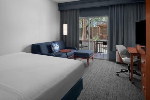 鳳凰城的住宿－阿文戴爾/西鳳凰城萬豪萬怡酒店，酒店客房,配有一张床、一张桌子和椅子