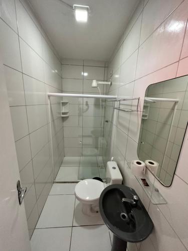 卡波布里奧的住宿－Pousada Florestinha，一间带卫生间、水槽和镜子的浴室