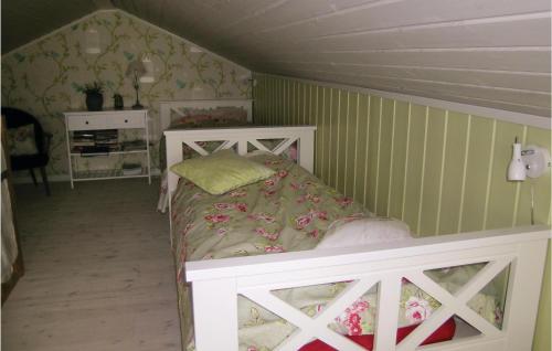 Säng eller sängar i ett rum på Awesome Home In Stranda With Wifi