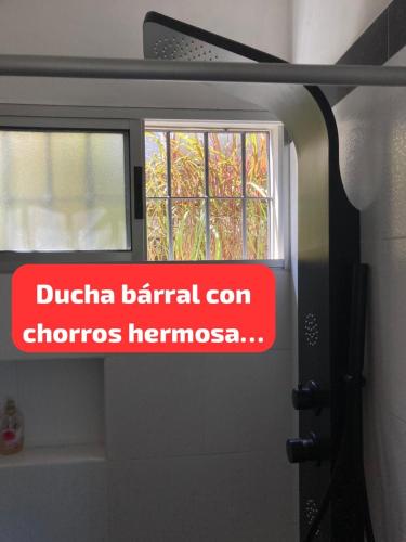 a sign on the door of a bathroom at Mar 11 a 100 mtros del mar in Parque del Plata