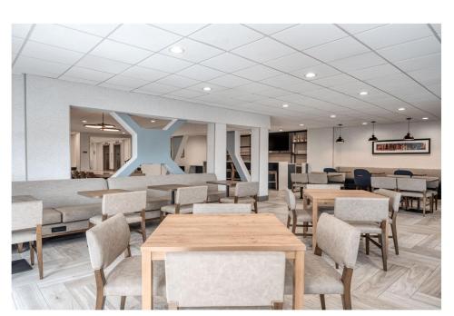 a dining room with tables and chairs in a room at Holiday Inn Express Federal Way - Seattle South by IHG in Federal Way