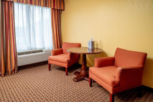 Posezení v ubytování Holiday Inn Express and Suites Hazard by IHG