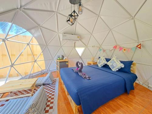 Una habitación con 2 camas en una yurta en ไร่ไปรยา แก่งกระจาน en Ban Wang Malako