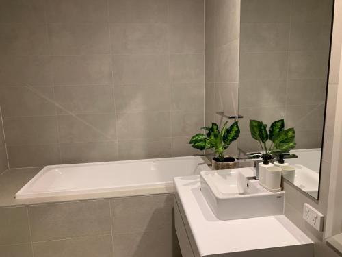 un bagno con una vasca bianca e un lavandino di Luxurious Suite a Woodville South
