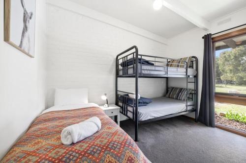 Postel nebo postele na pokoji v ubytování Halls Haven Holiday Units