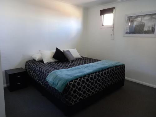 Ein Bett oder Betten in einem Zimmer der Unterkunft Twin Swans Motel