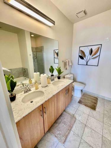 a bathroom with two sinks and a toilet at Penthouse In South Loop Chicago in Chicago