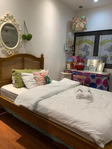 een slaapkamer met een groot bed met witte lakens bij Guest House Premium Alaufbee in Jakarta
