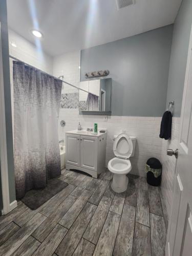 W łazience znajduje się toaleta, prysznic i umywalka. w obiekcie Mins to NYC, Cosy 3 Bedroom Apartment w mieście Jersey City