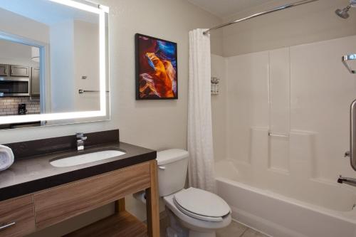 y baño con aseo, lavabo y ducha. en Candlewood Suites Kenosha, an IHG Hotel en Pleasant Prairie