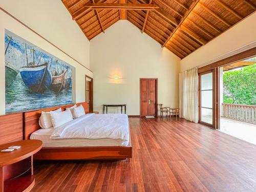 a bedroom with a bed and a wooden floor at Villa Prinsessa in Siyut