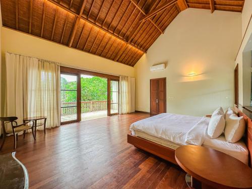 a bedroom with a bed and a wooden floor at Villa Prinsessa in Siyut
