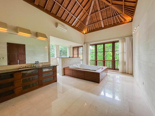 a large bathroom with a tub and a sink at Villa Prinsessa in Siyut