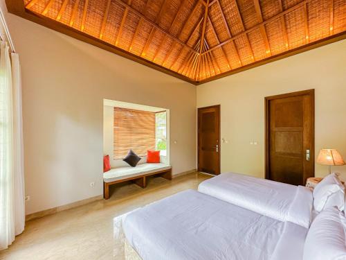 a bedroom with two beds and a window at Villa Prinsessa in Siyut